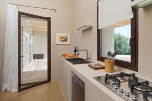 Kühlschrank, Mikrowelle, Geschirrspüler, Toaster