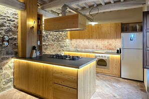 Réfrigérateur, four à micro-ondes, lave-vaisselle, grille-pain