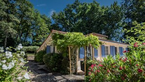 Ein Haus mit Garten und einem Kiesweg, der davor führt.