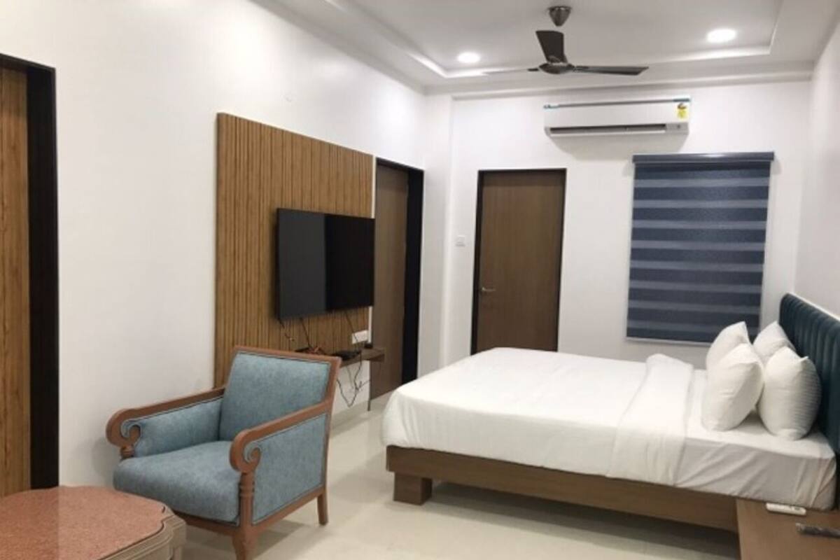 Standard Double Room, 1 King Bed | 1 bedroom, desk, free WiFi, bed sheets