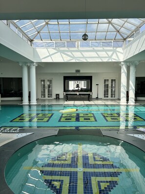 Una piscina cubierta