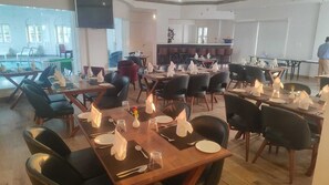 Desayuno completo gratuito y diario