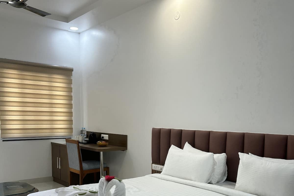 Deluxe Room | 1 bedroom, desk, free WiFi, bed sheets
