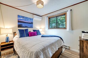 3 bedrooms, desk, iron/ironing board, travel crib - Lakefront, Hot Tub, Dog Friendly, Resort Amenities (Gouldsboro)