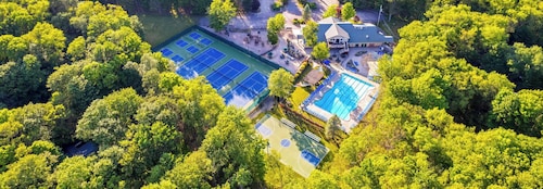 Lakefront, Hot Tub, Dog Friendly, Resort Amenities
