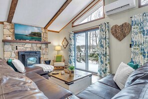 TV, fireplace, offices - Lakefront, Hot Tub, Dog Friendly, Resort Amenities (Gouldsboro)