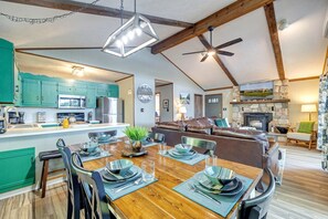 Dining - Lakefront, Hot Tub, Dog Friendly, Resort Amenities (Gouldsboro)