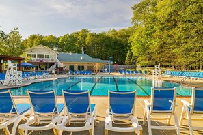 Indoor pool - Lakefront, Hot Tub, Dog Friendly, Resort Amenities (Gouldsboro)