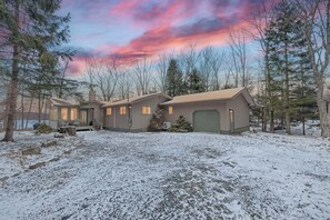 Exterior - Lakefront, Hot Tub, Dog Friendly, Resort Amenities (Gouldsboro)