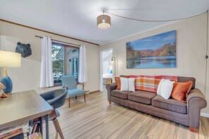 Télévision, cheminée, espaces bureaux