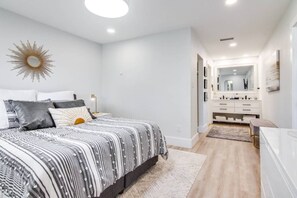 3 bedrooms, desk, iron/ironing board, free WiFi
