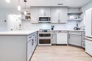 Refrigerador, microondas, placa de cocina, lavavajillas