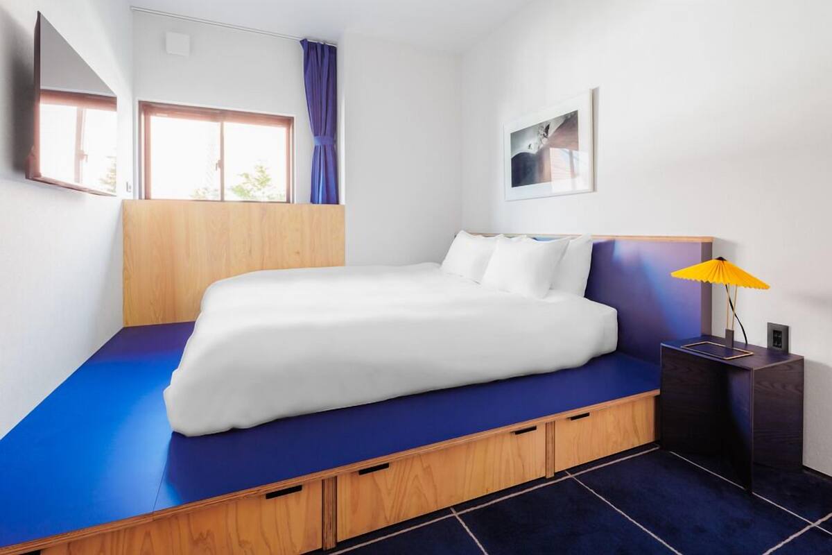 Cunas (de pago), wifi gratis, mobiliario individual y ropa de cama