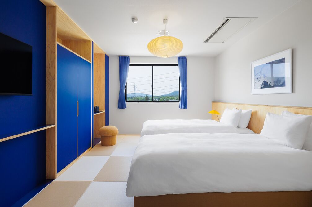 Mobiliario individual, cunas (de pago), wifi gratis y ropa de cama