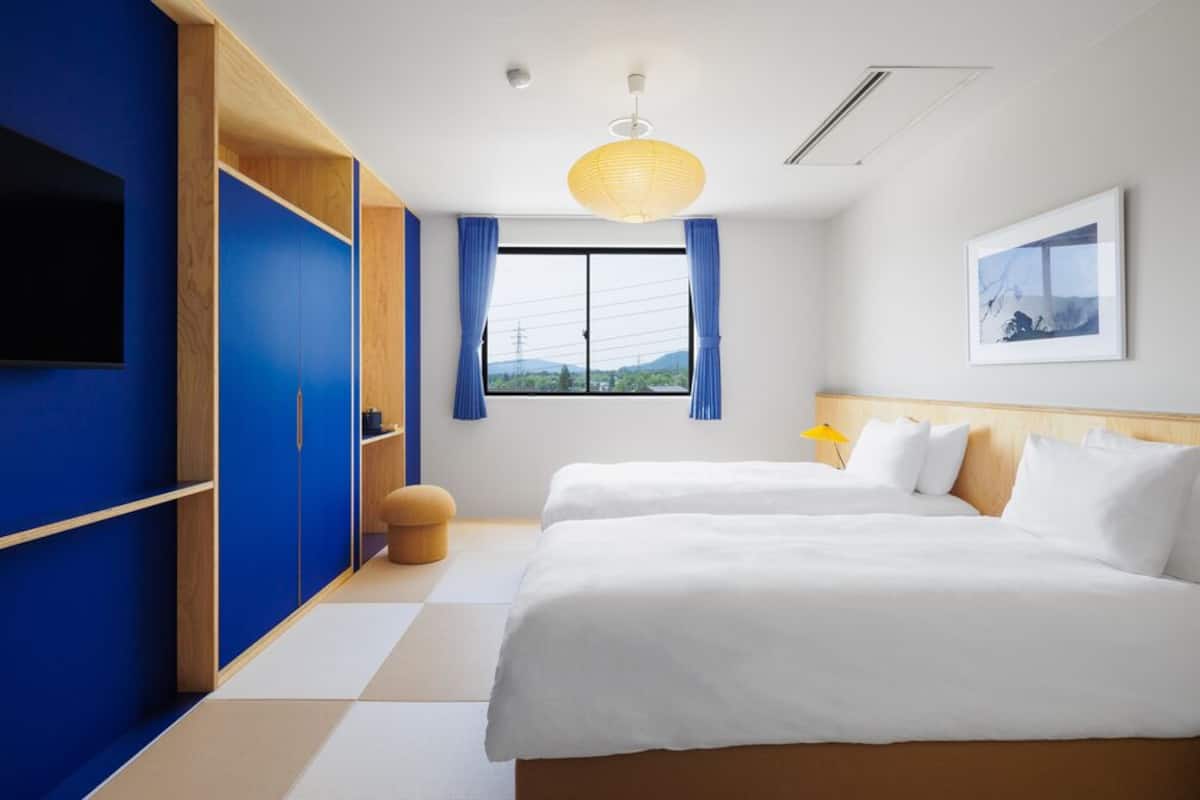 Cunas (de pago), wifi gratis, mobiliario individual y ropa de cama