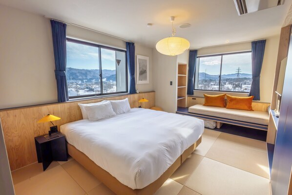 Muebles diferentes, wifi gratis y ropa de cama