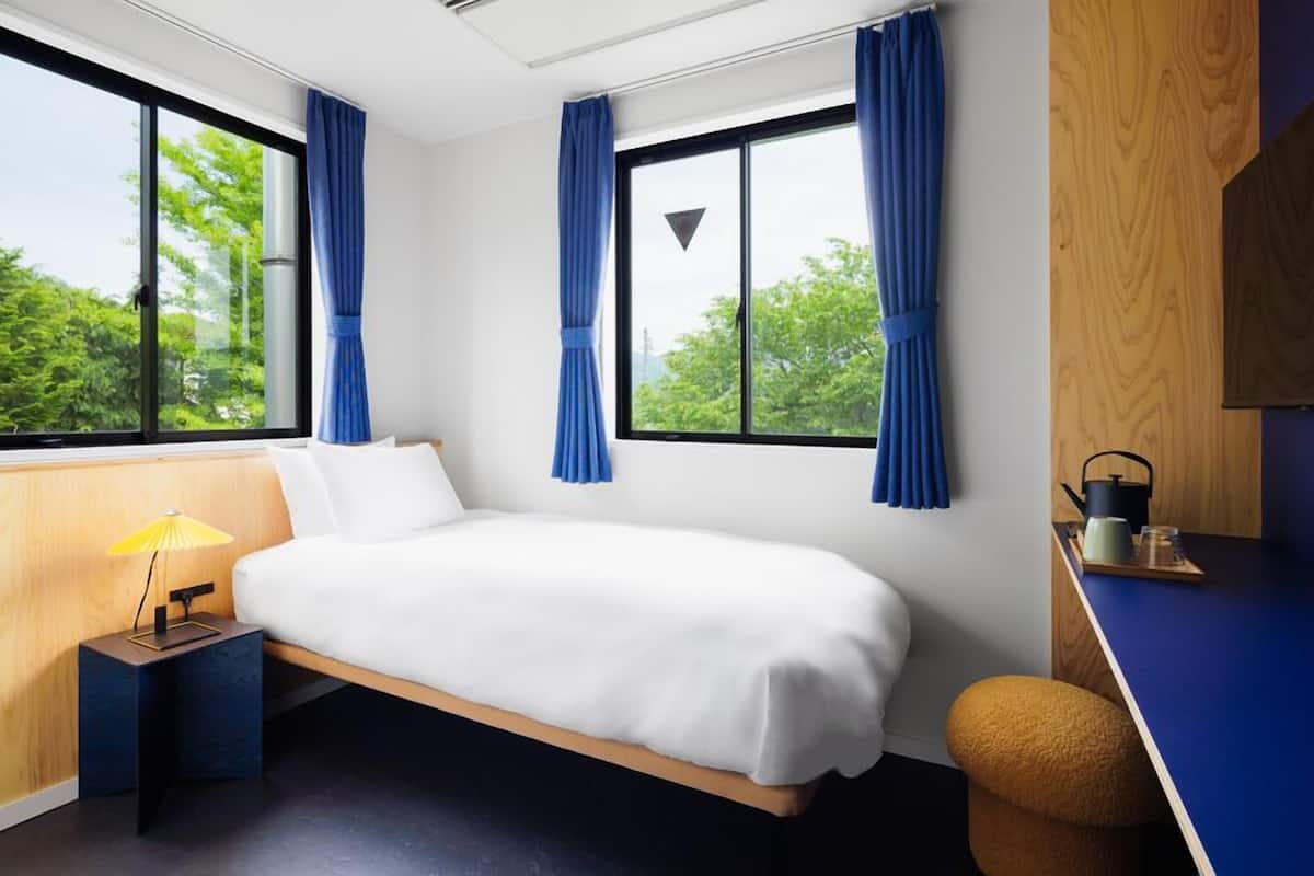 Cunas (de pago), wifi gratis, mobiliario individual y ropa de cama