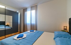 2 bedrooms, free WiFi, bed sheets - Awesome apartment in Okrug Gornji with WiFi (Okrug Gornji)