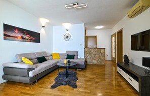 Smart TV - Awesome apartment in Okrug Gornji with WiFi (Okrug Gornji)