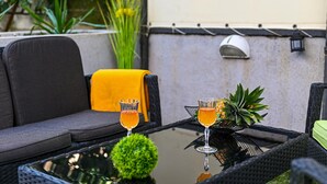 A seating area with two chairs, a small table, and two drinks. - Awesome apartment in Okrug Gornji with WiFi (Okrug Gornji)