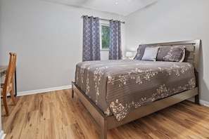 3 habitaciones, escritorio, tabla de planchar con plancha y wifi