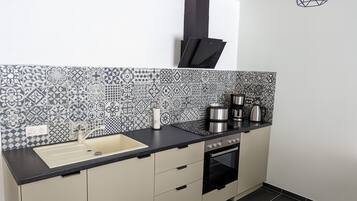 Fridge, oven, stovetop, coffee/tea maker