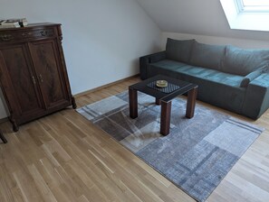 Een televisie en een tafeltennistafel