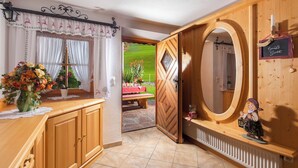 A wooden interior with a large mirror, a small statue, and a sign on the wall. - Ferienwohnung Wiesenblick, für 3-4 Personen (Berchtesgaden)