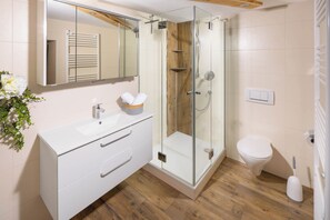 Een douche, een haardroger, handdoeken