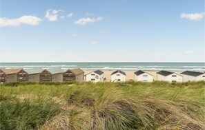 A row of beach huts with a view of the ocean. - Gorgeous apartment in Katwijk aan Zee (Katwijk aan Zee)