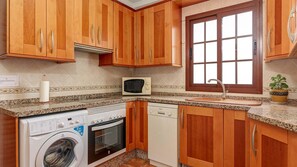 Een koelkast, een microgolfoven, een oven, een vaatwasser