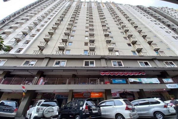 Front of property - OYO 93352 Apartement Gateway Cicadas By Db Rent (Bandung)