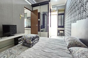 Family Suite | Desk, free WiFi, bed sheets - OYO 93352 Apartement Gateway Cicadas By Db Rent (Bandung)