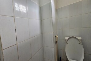 Quarto casal luxo | Banheiro | Chuveiro, toalhas de banho