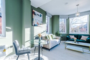 Smart TV - Vintage 2 bedroom apartment with free parking (Davenport)