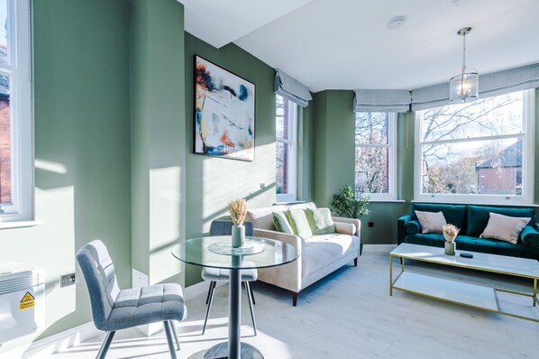 Smart TV - Vintage 2 bedroom apartment with free parking (Davenport)