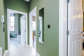 Interior - Vintage 2 bedroom apartment with free parking (Davenport)