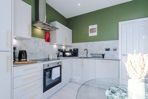 Private kitchen - Vintage 2 bedroom apartment with free parking (Davenport)