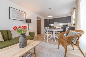 Living area - Tranquil Cotswolds Retreat: Stylish 1-Bed (Stroud)