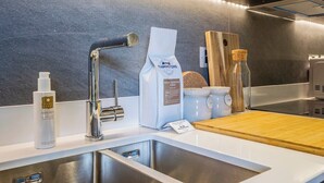 Kaffetrakter/tekoker, kjøleskap, mikrobølgeovn og ovn