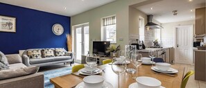 Dining - 4BR in Beeston with Convenient City Centre Access (Beeston)