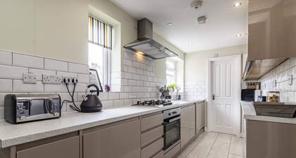 4 Bed Terraced House in Beeston with Convenient City Centre Access