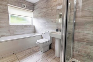 Shower - 4BR in Beeston with Convenient City Centre Access (Beeston)