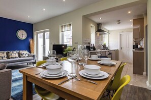 Dining - 4BR in Beeston with Convenient City Centre Access (Beeston)