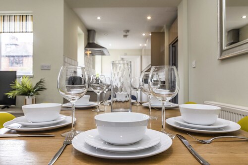 4 Bed Terraced House in Beeston with Convenient City Centre Access