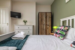 4 bedrooms, iron/ironing board, internet - 4BR in Beeston with Convenient City Centre Access (Beeston)