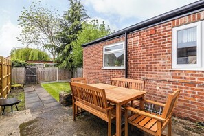 Outdoor dining - 4BR in Beeston with Convenient City Centre Access (Beeston)