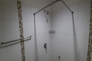 Shower, towels - Hotel O Sukamulya Homestay (Bandung)