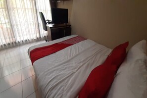 Deluxe Double Room | Desk, bed sheets - Hotel O Sukamulya Homestay (Bandung)