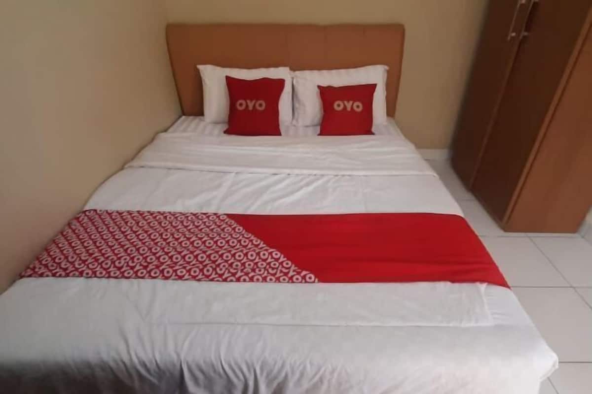 Desk, bed sheets